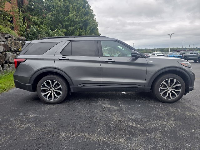Used 2026 Ford Explorer ST-Line AWD/4WD image 2
