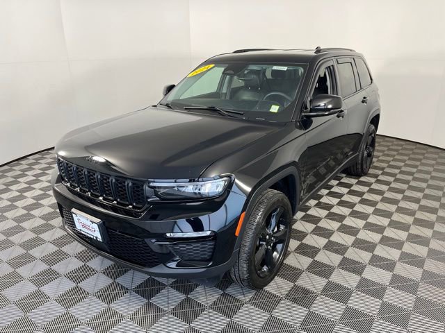 Used 2024 Jeep Grand Cherokee Limited w/ Black Appearance Package image 3