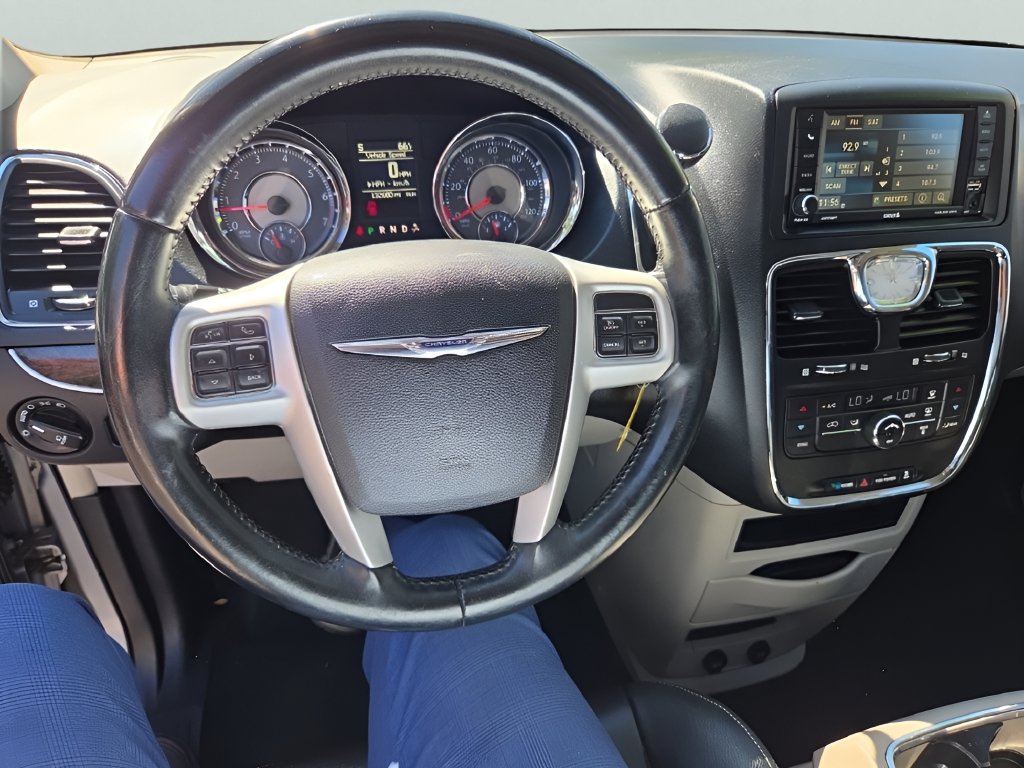 Used 2015 Chrysler Town & Country Touring FWD image 17