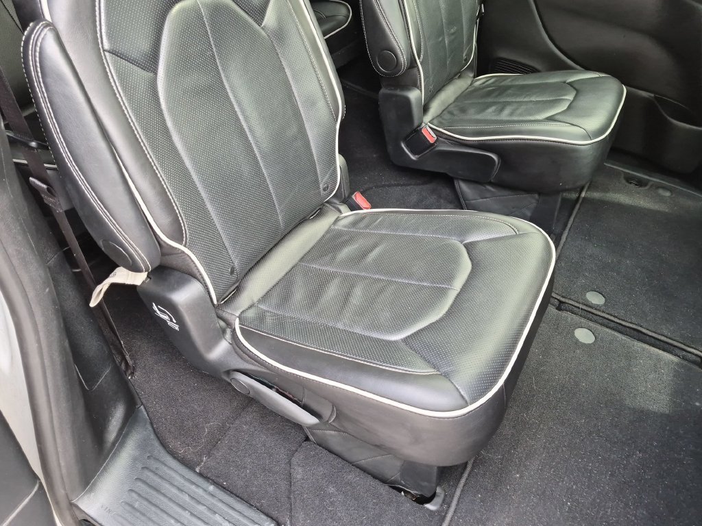 Used 2025 Chrysler Pacifica Limited FWD image 29