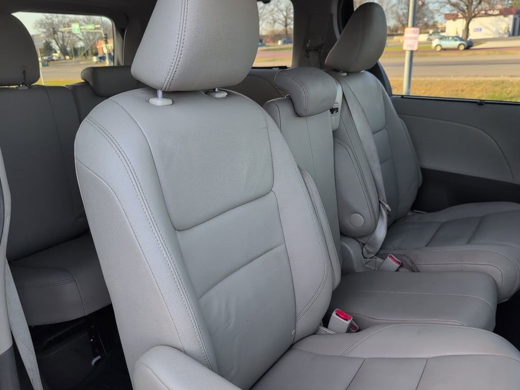 Used 2017 Toyota Sienna XLE w/ XLE Navigation Package image 25
