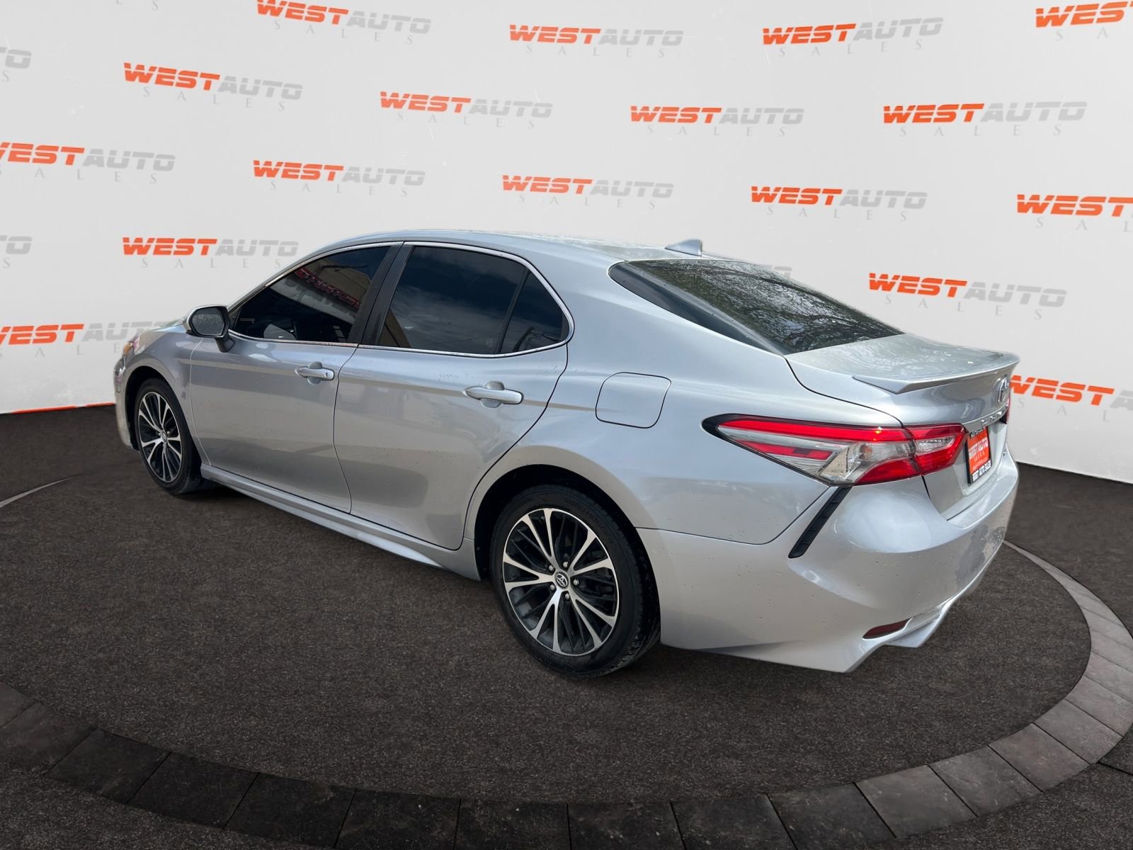 Used 2019 Toyota Camry SE FWD image 3