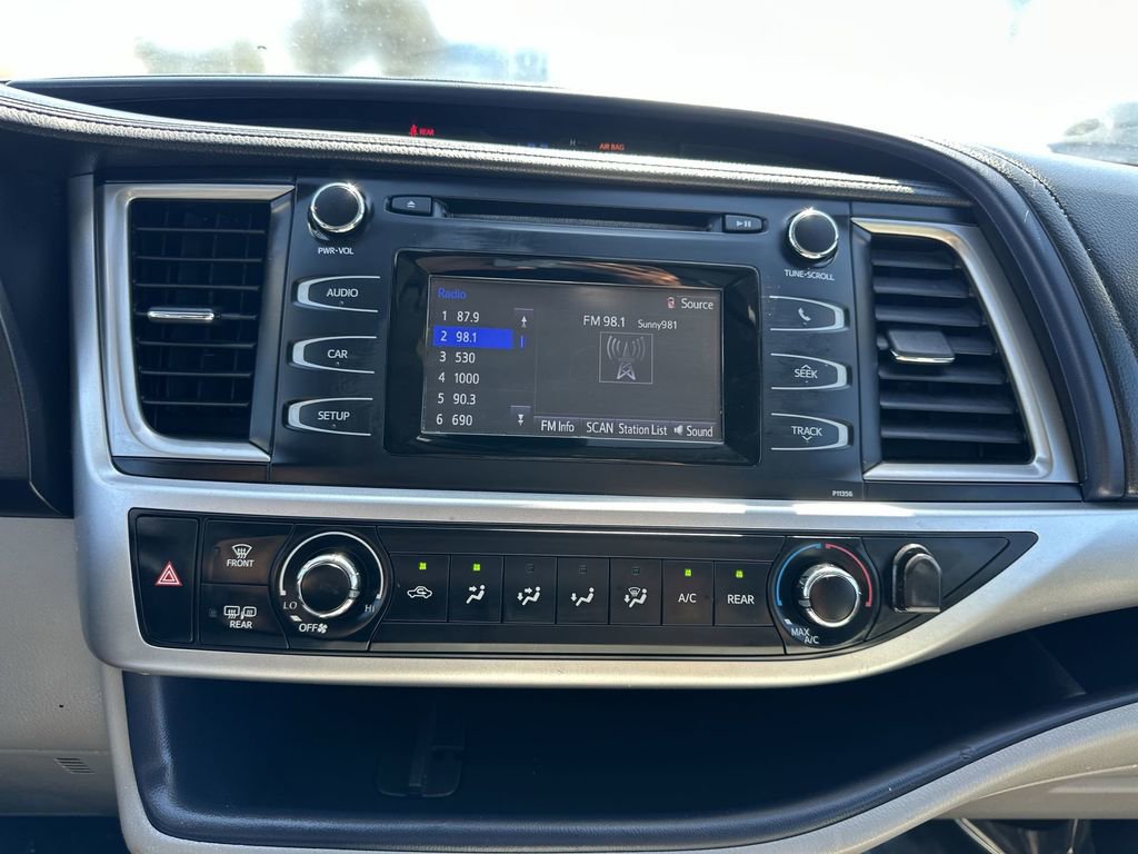 Used 2017 Toyota Highlander LE w/ Carpet Mat Package FWD image 24