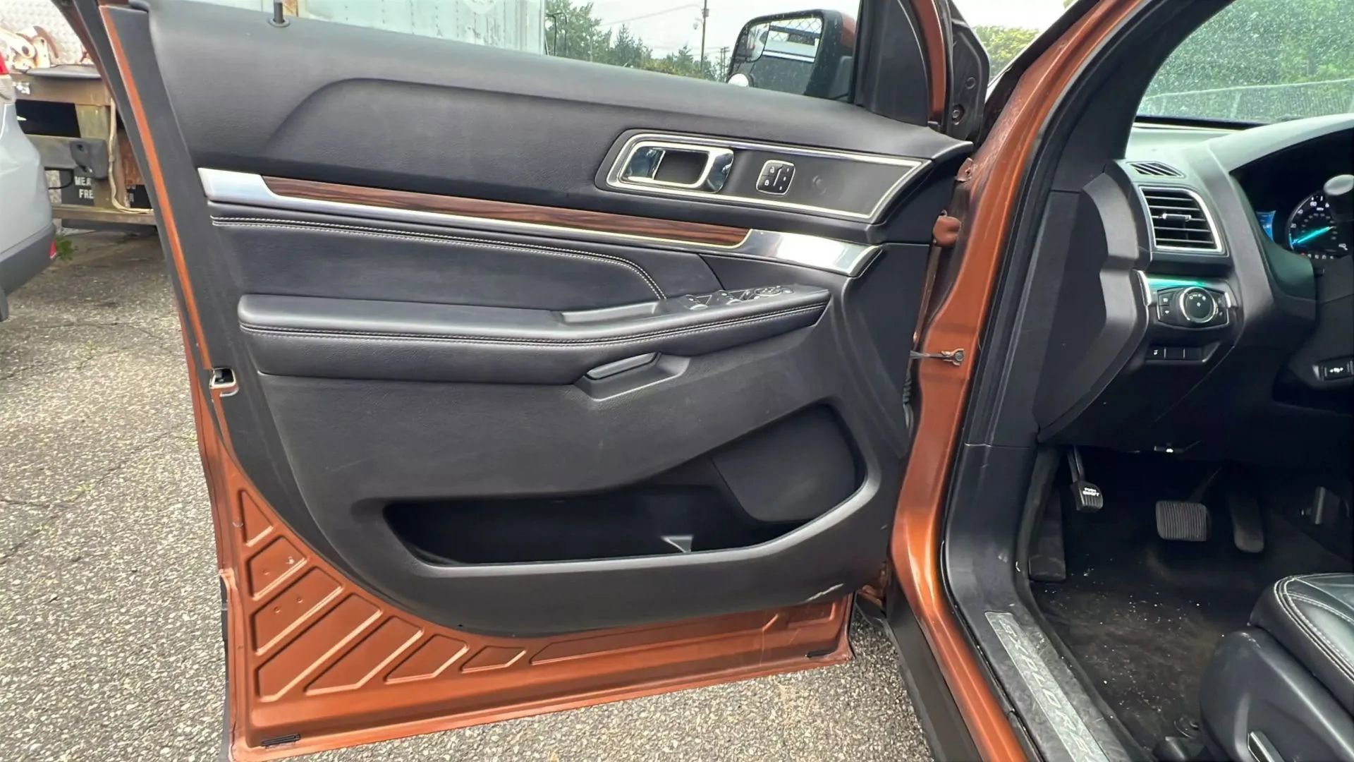 Used 2017 Ford Explorer Limited image 23