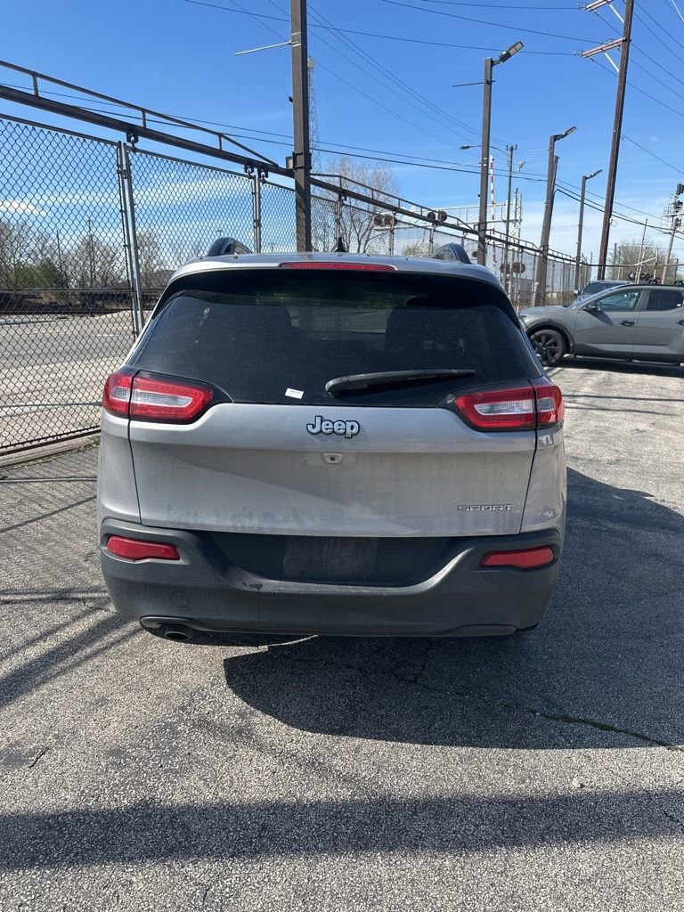 Used 2016 Jeep Cherokee Sport FWD image 3