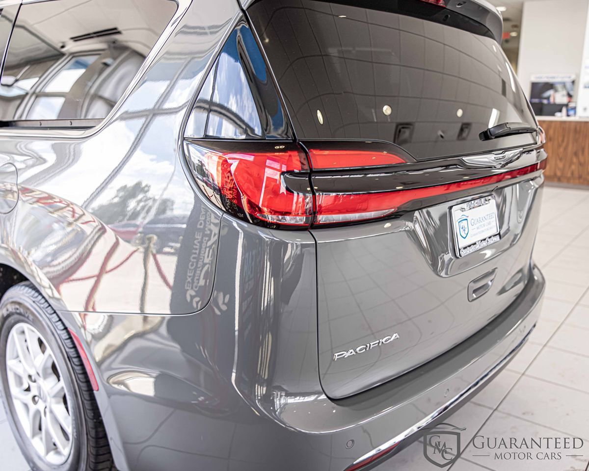Used 2022 Chrysler Pacifica Touring-L FWD image 16