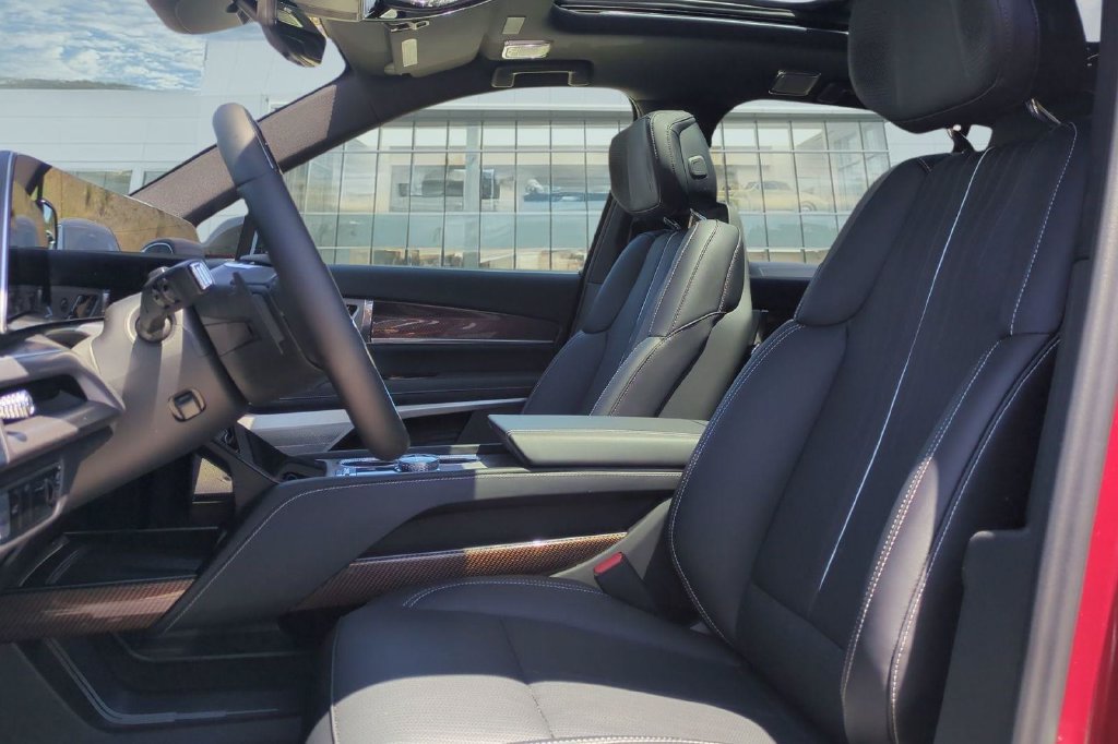 Certified 2026 Cadillac Vistiq Sport w/ LPO, Floor Liner Package AWD/4WD image 14