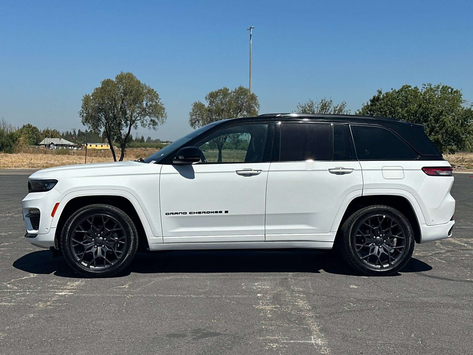 Used 2025 Jeep Grand Cherokee Summit w/ Obsidian Package AWD/4WD image 7