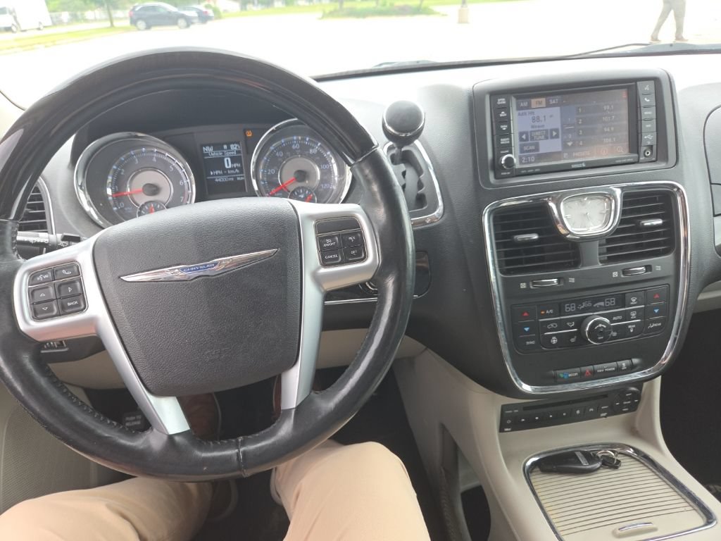 Used 2012 Chrysler Town & Country Limited w/ Luxury Group FWD image 23