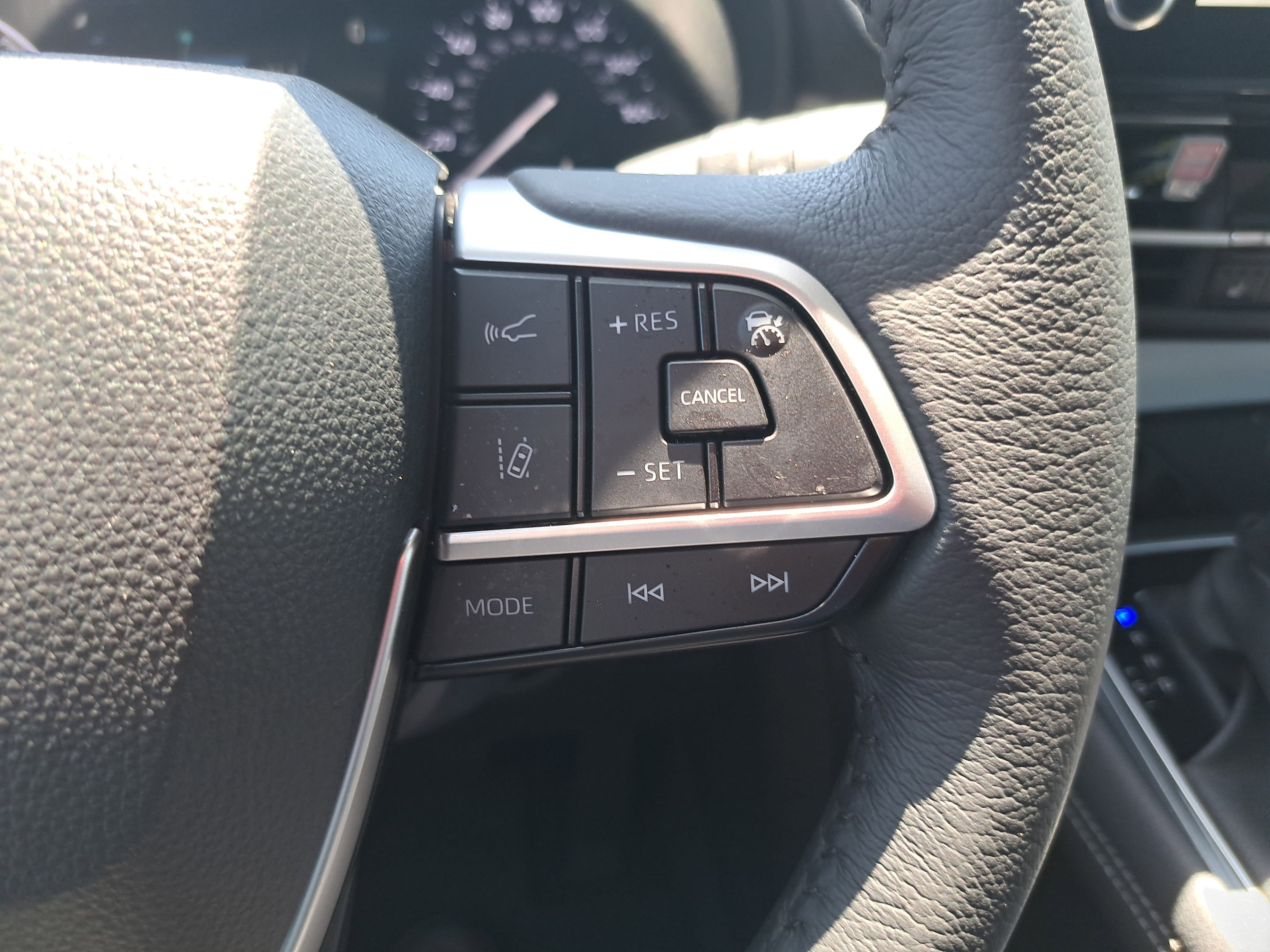 Used 2025 Toyota Sienna XLE FWD image 19