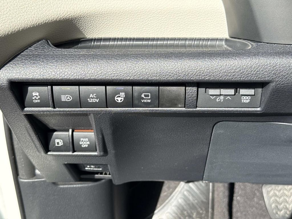 Used 2021 Toyota Sienna Platinum image 44