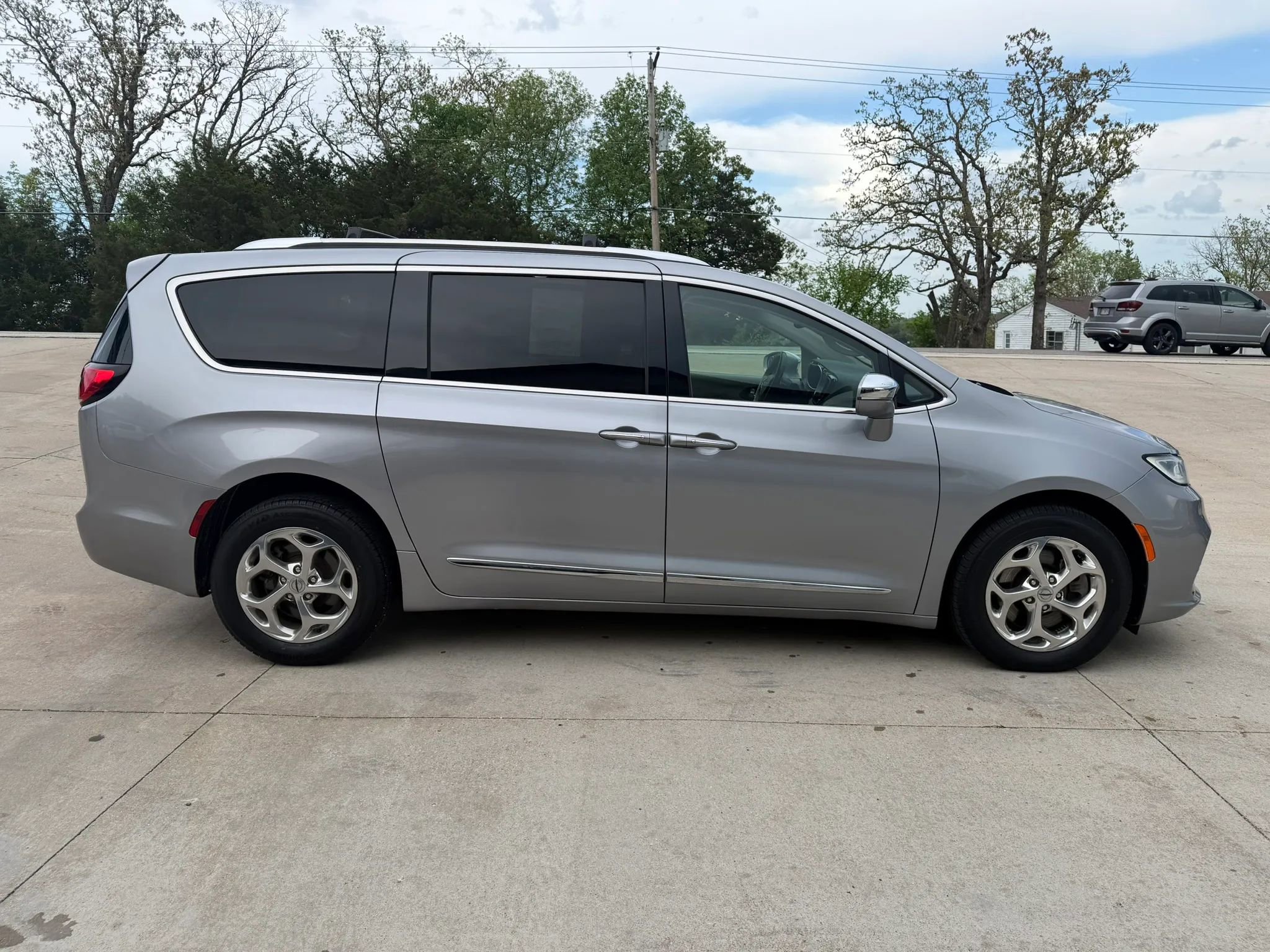 Used 2021 Chrysler Pacifica Limited image 2