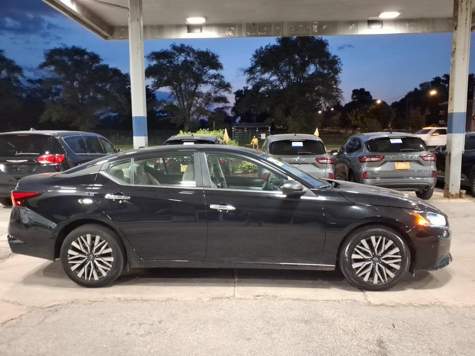 Used 2025 Nissan Altima 2.5 SV FWD image 2