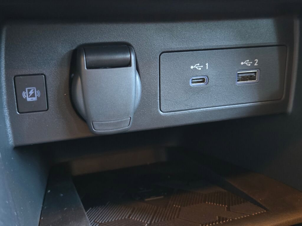 Used 2025 Nissan Versa SR w/ Trunk Package FWD image 21