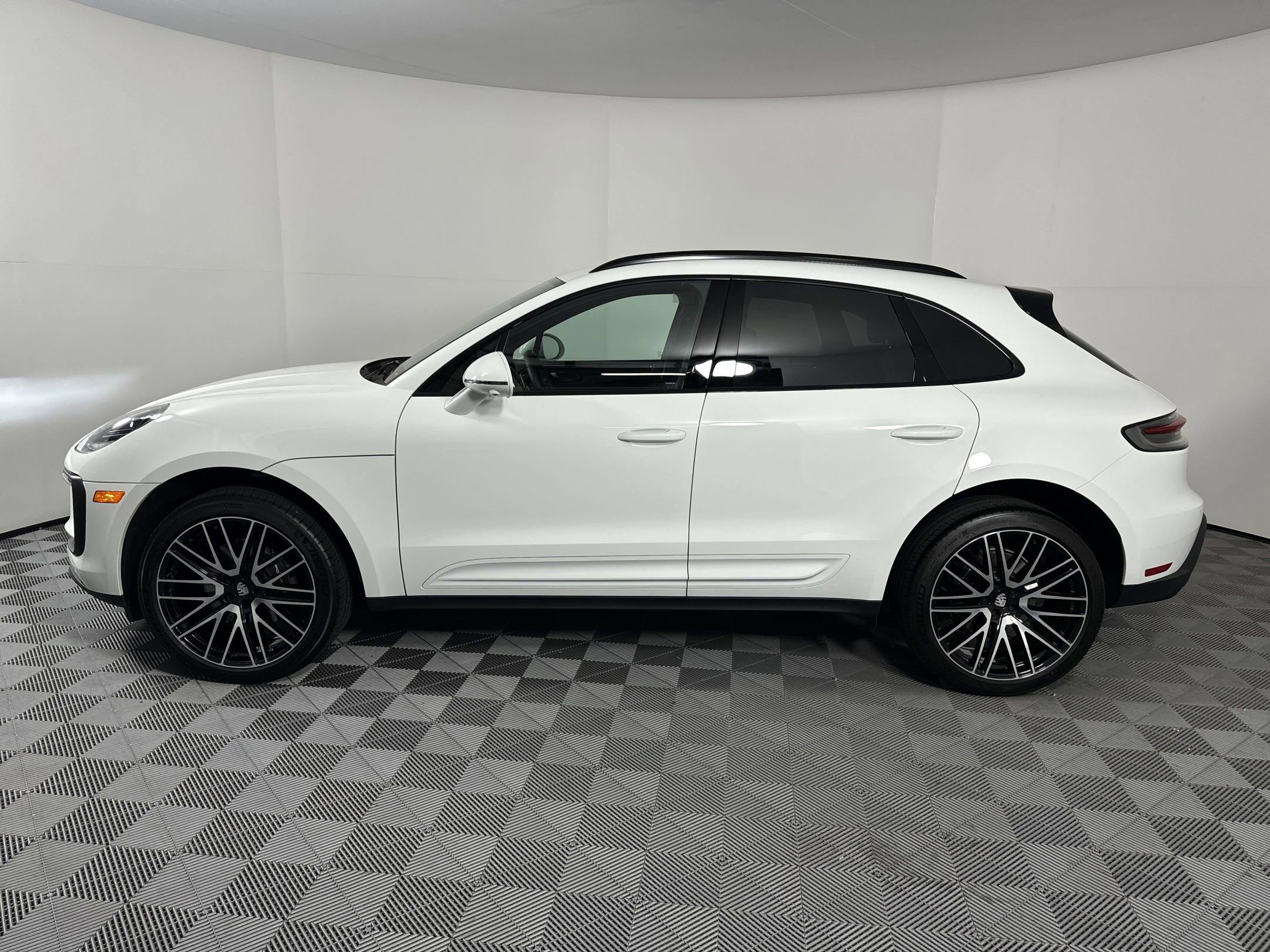Certified 2025 Porsche Macan image 2