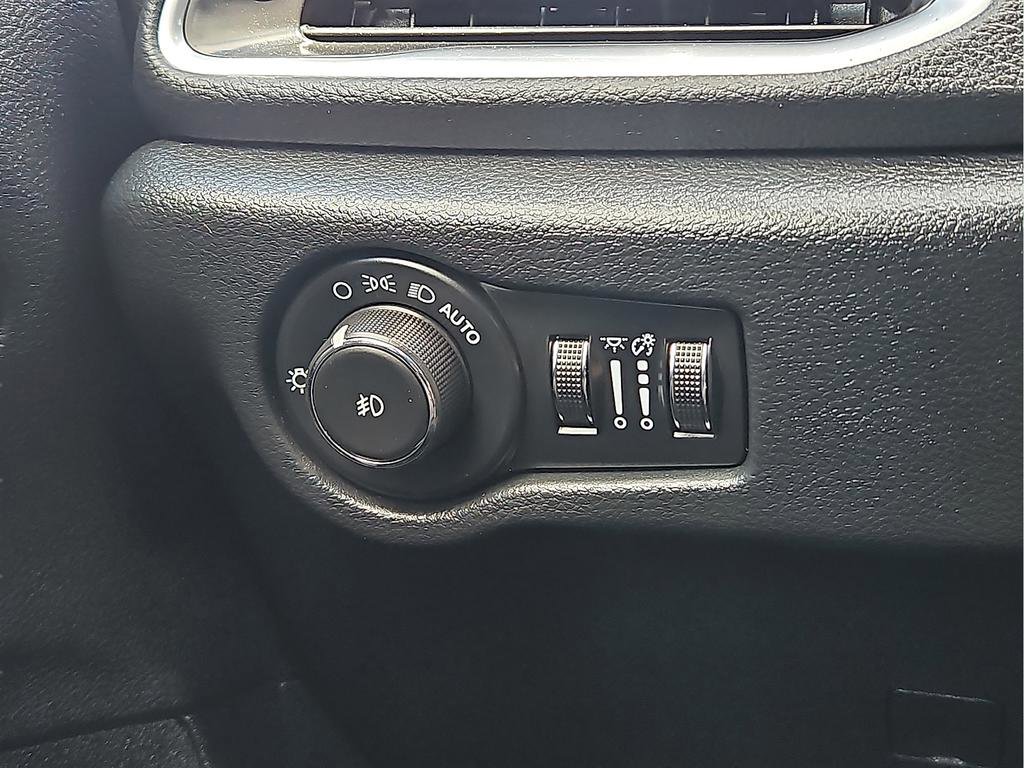 Used 2025 Chrysler Pacifica Limited image 13