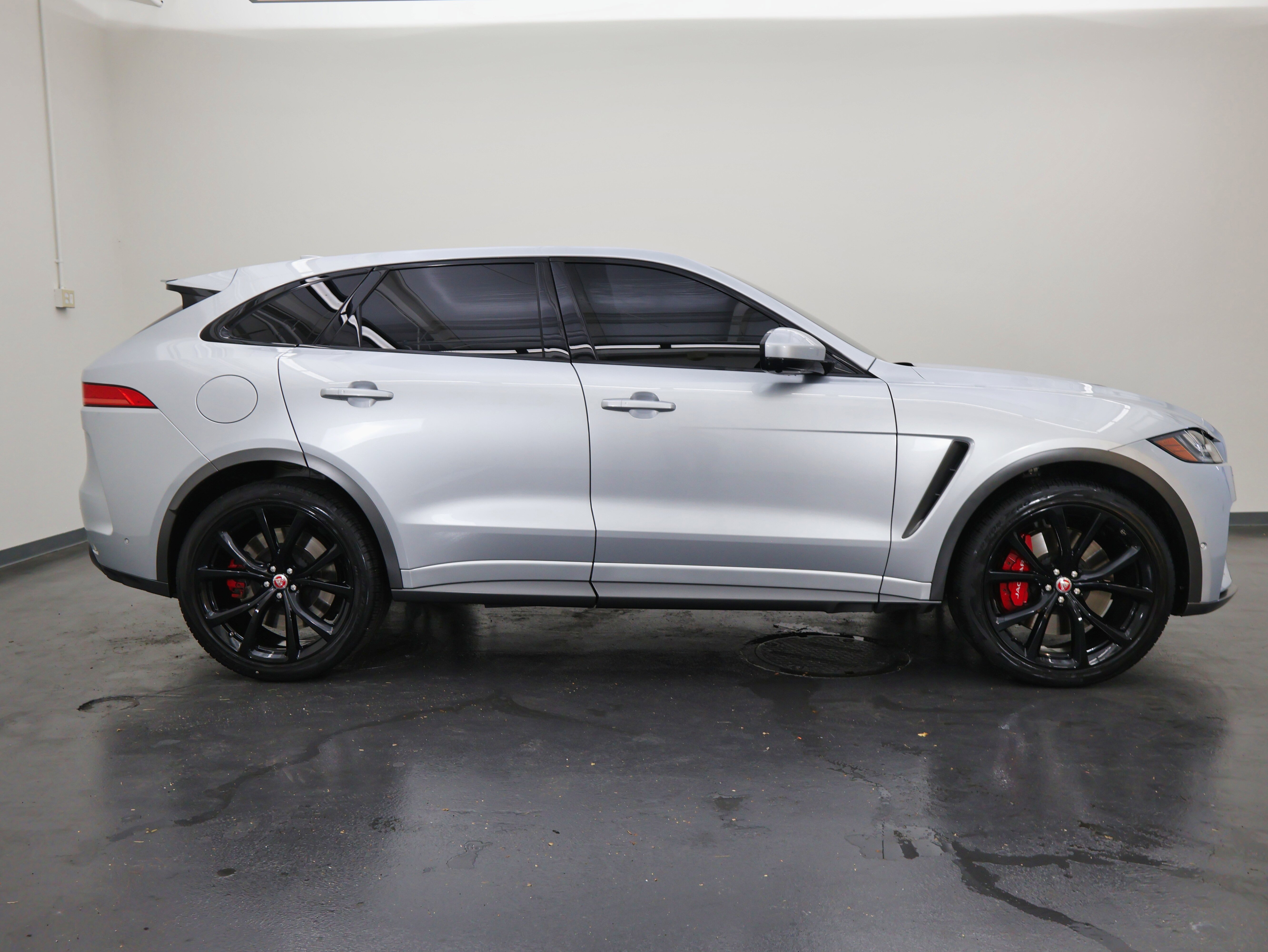 Used 2020 Jaguar F-PACE SVR image 2