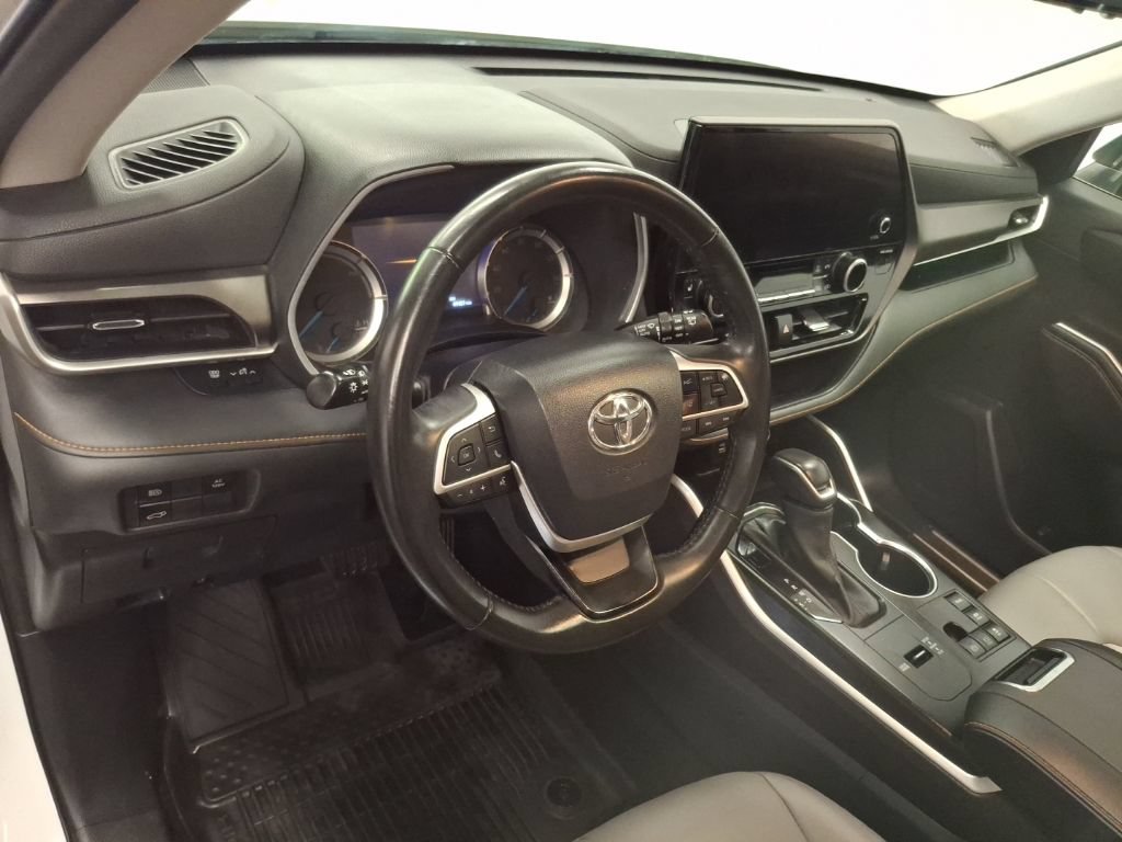 Used 2023 Toyota Highlander Bronze Edition AWD/4WD image 16