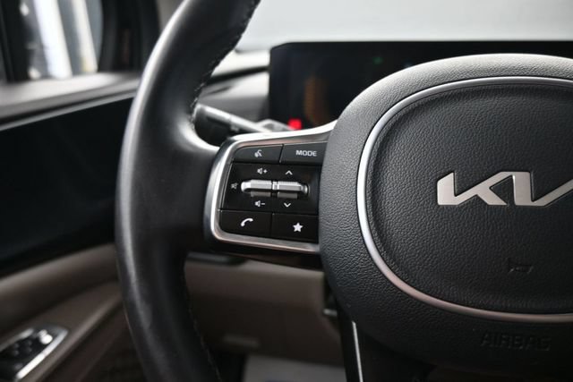 Used 2025 Kia Carnival FWD image 16