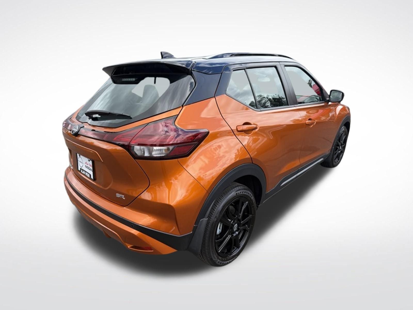 Used 2024 Nissan Kicks SR w/ SR Premium Package FWD image 3