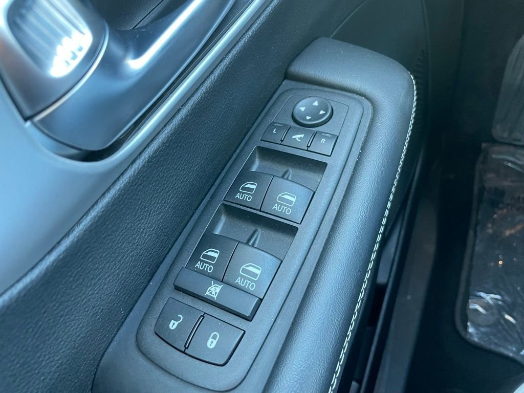 Used 2025 Chrysler Pacifica Limited image 24