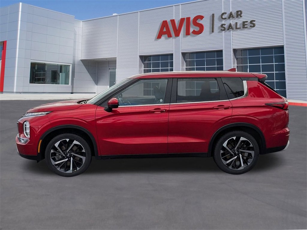 Used 2024 Mitsubishi Outlander SE image 2