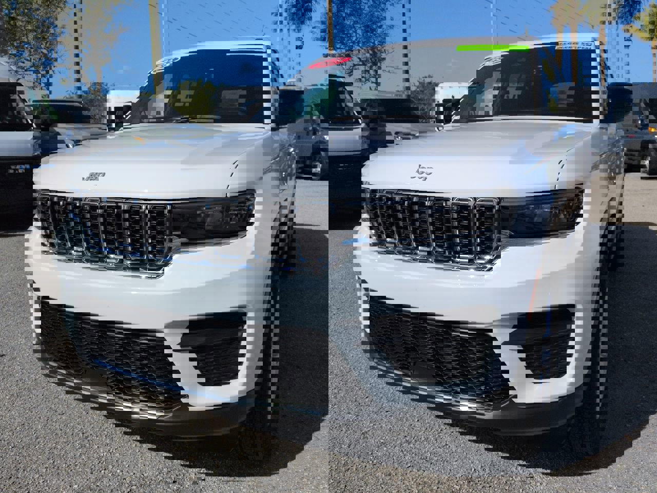 Used 2025 Jeep Grand Cherokee Laredo X image 9