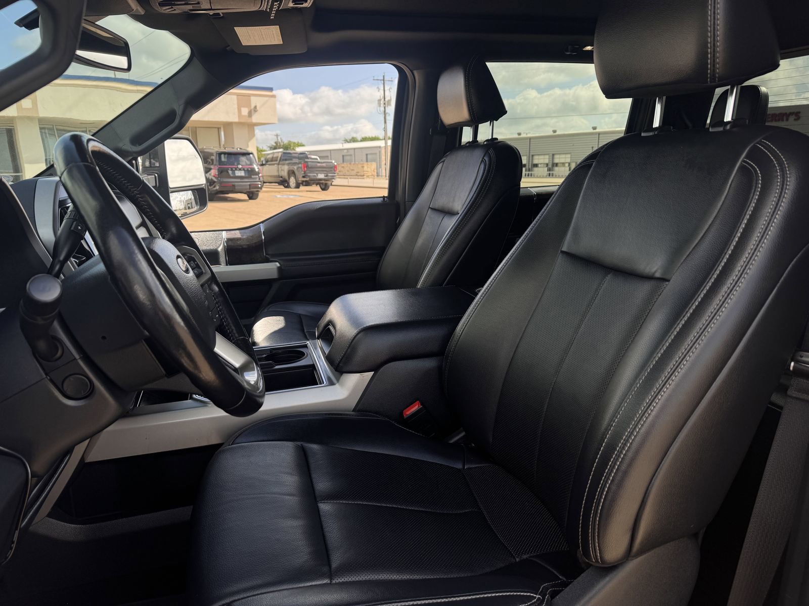 Used 2022 Ford F350 Lariat w/ Black Appearance Package image 27