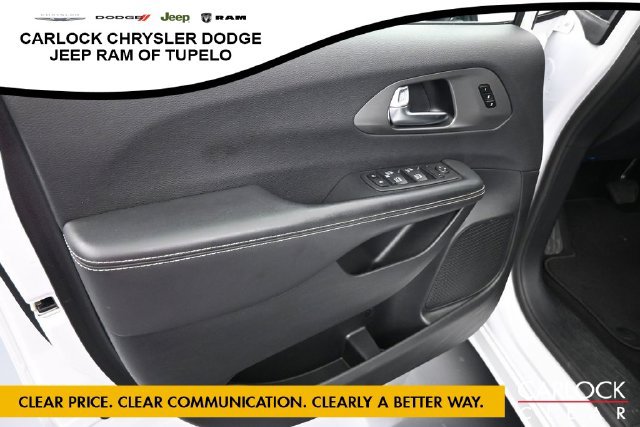 Used 2025 Chrysler Pacifica Select FWD image 13