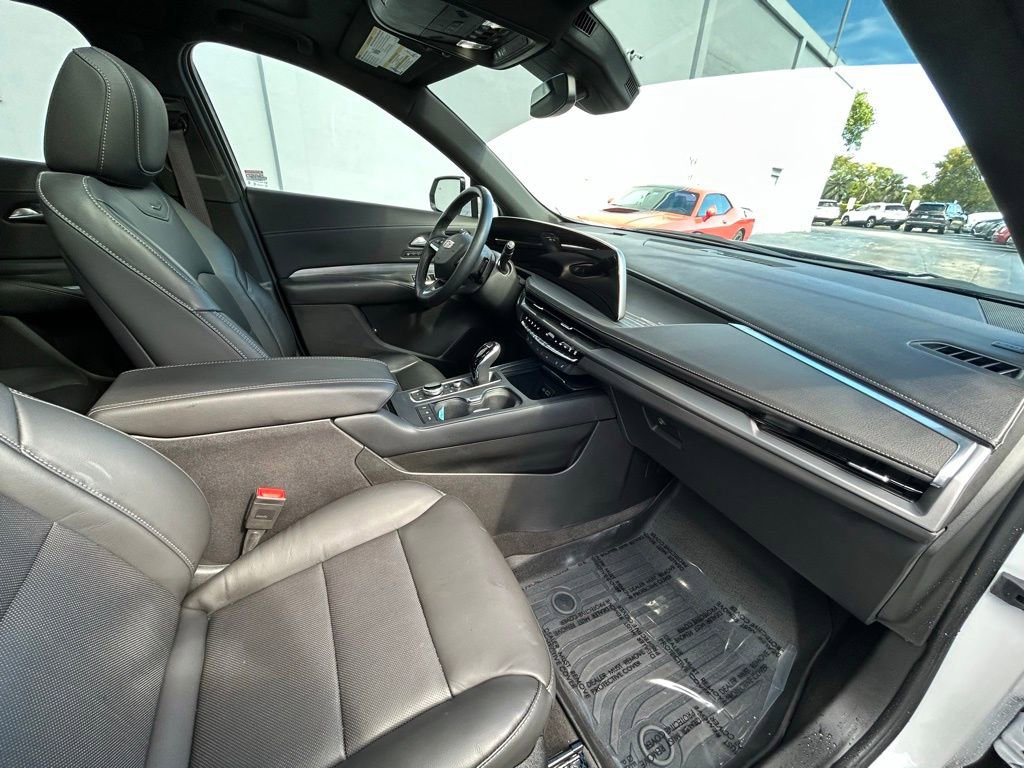 Used 2025 Cadillac XT4 Premium Luxury image 38