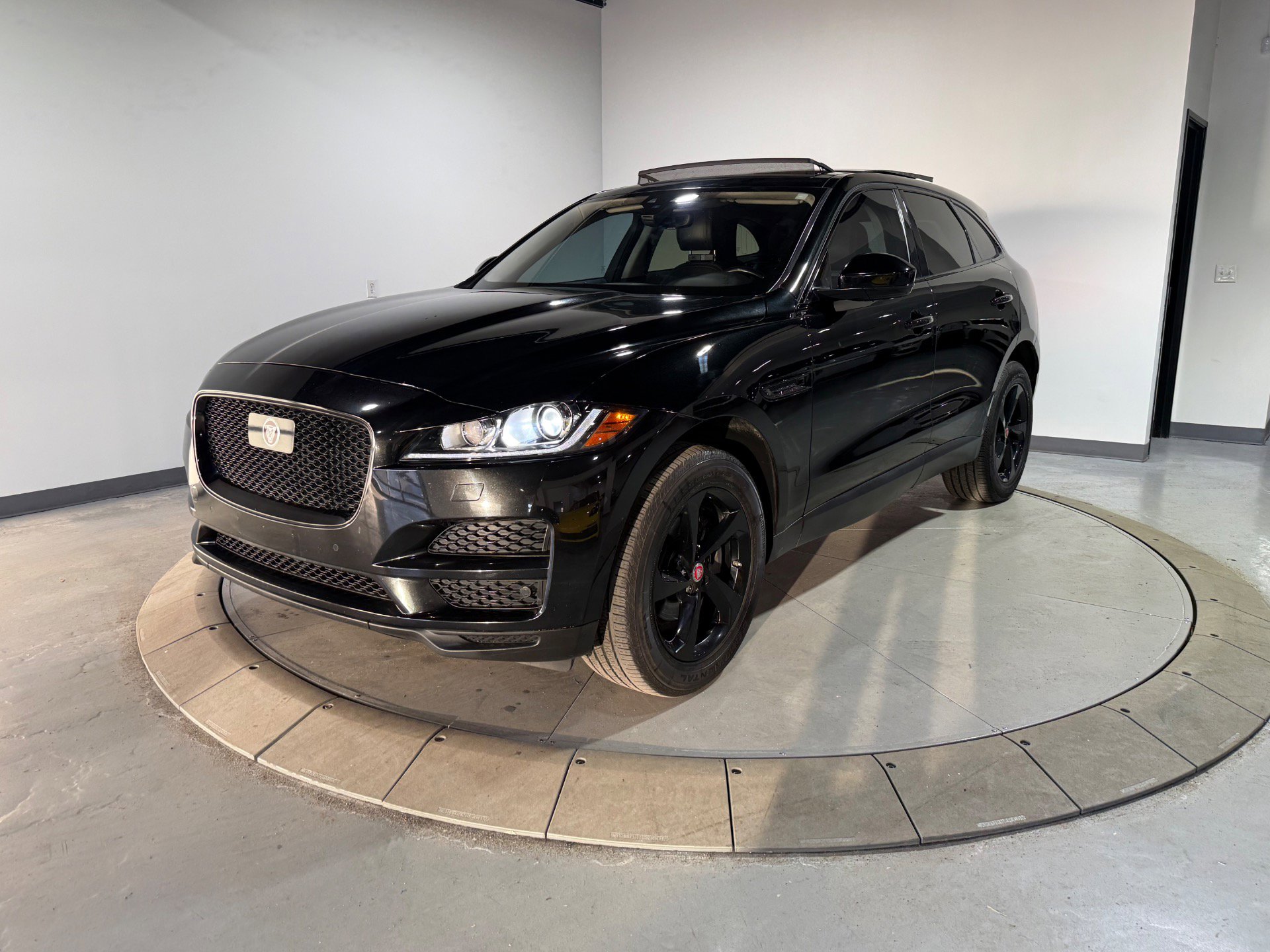 Used 2020 Jaguar F-PACE Prestige AWD/4WD image 3