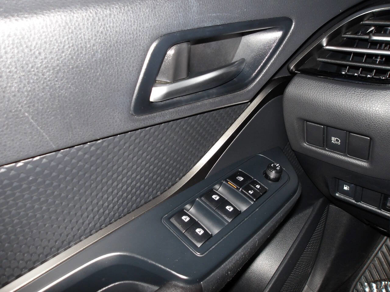 Used 2018 Toyota C-HR XLE FWD image 18