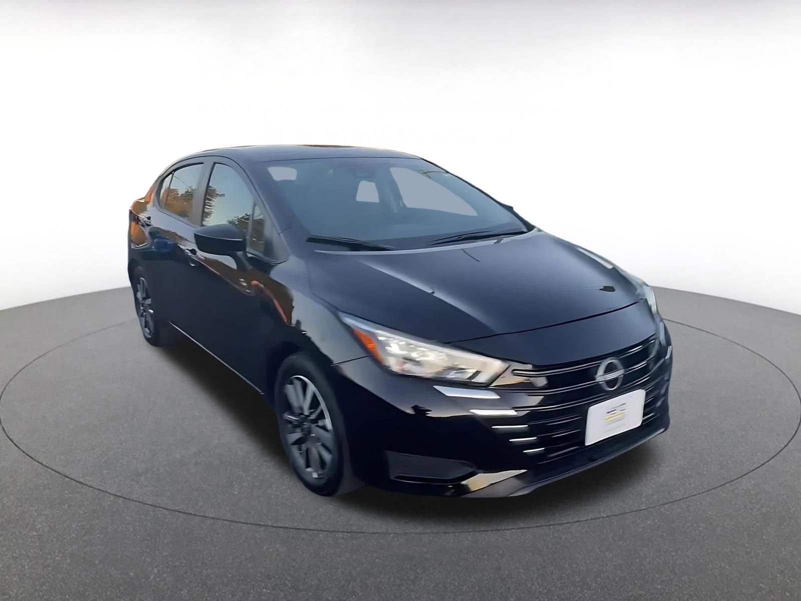 Used 2025 Nissan Versa SV image 3
