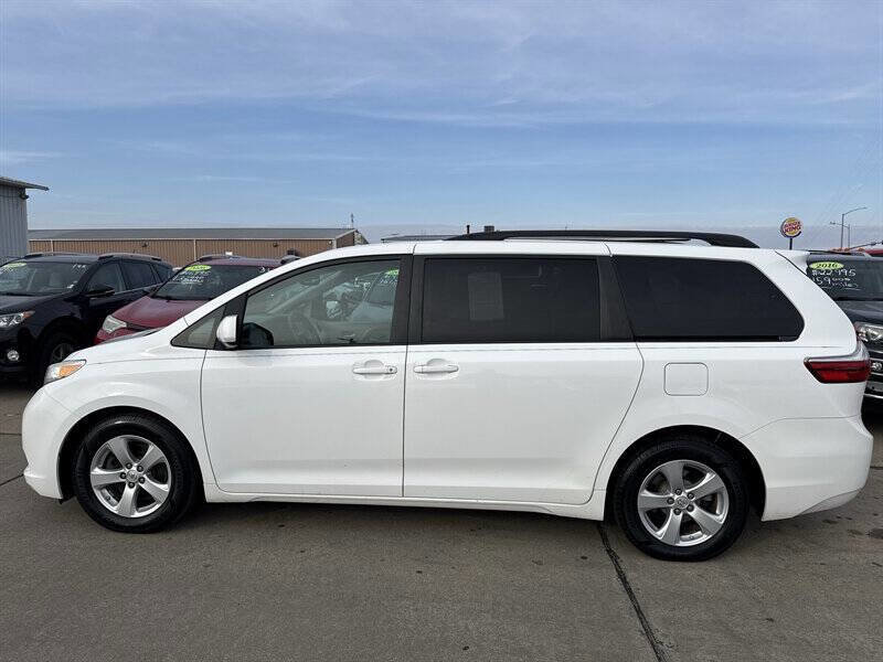 Used 2017 Toyota Sienna LE image 3