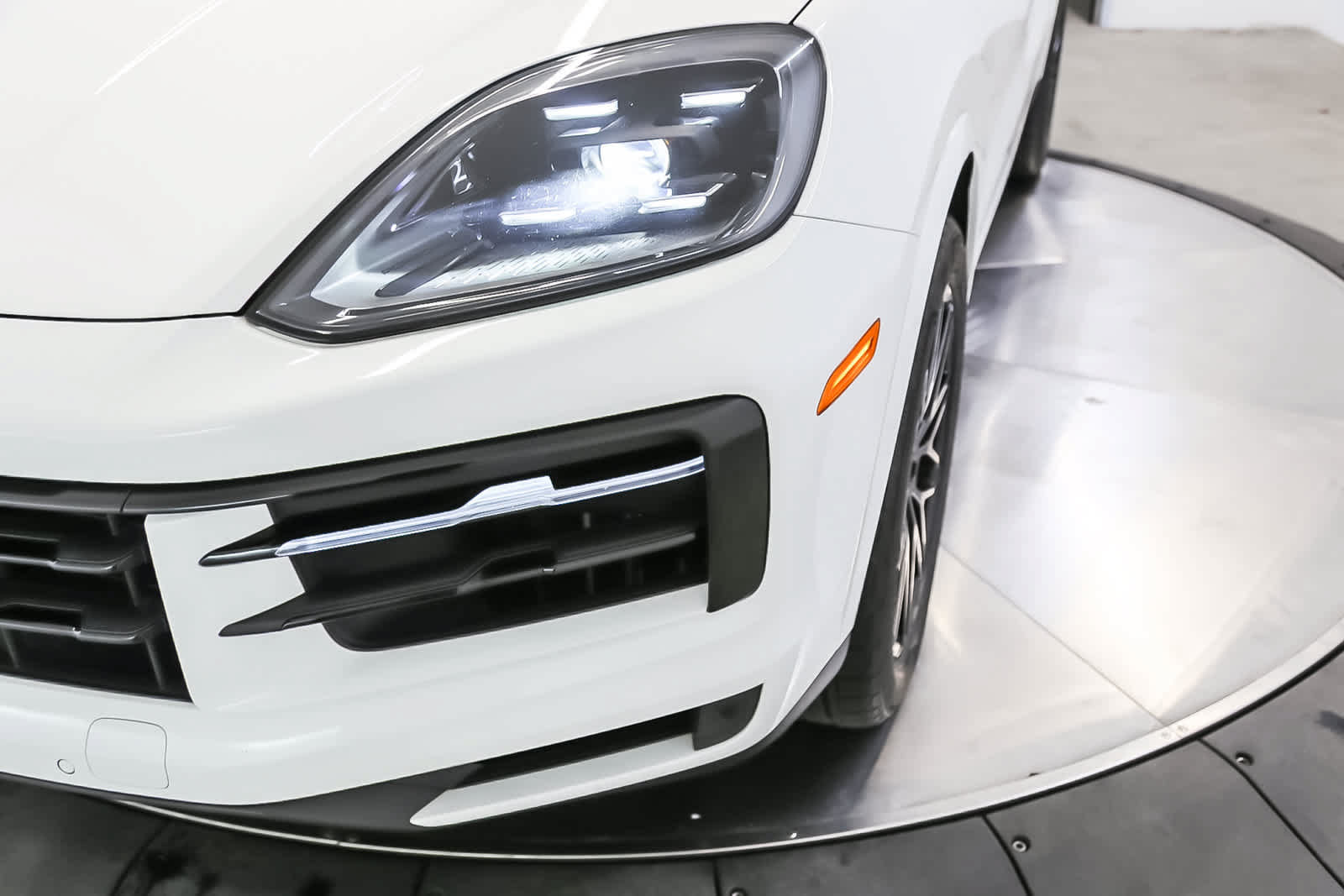 Certified 2024 Porsche Cayenne AWD/4WD image 16