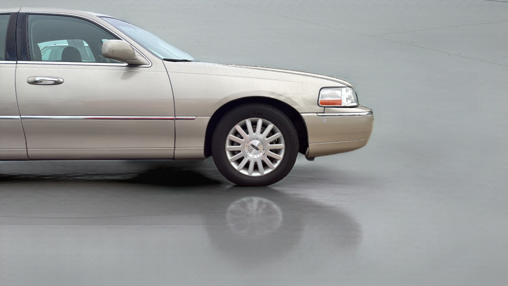 Used 2004 Lincoln Town Car Signature RWD image 13