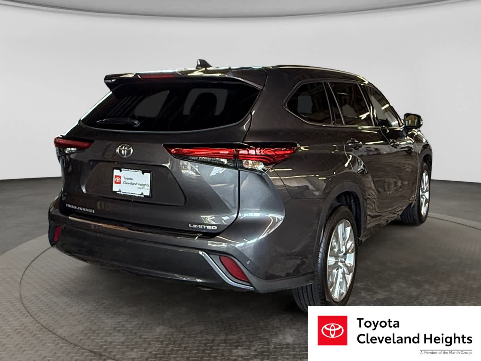 Used 2023 Toyota Highlander Limited FWD image 4