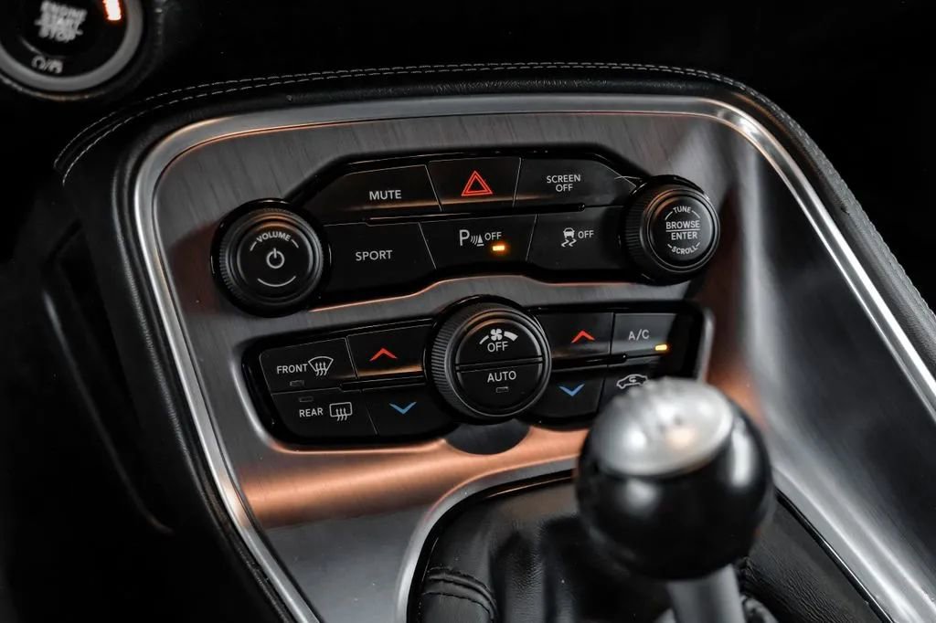 Used 2017 Dodge Challenger R/T RWD image 31