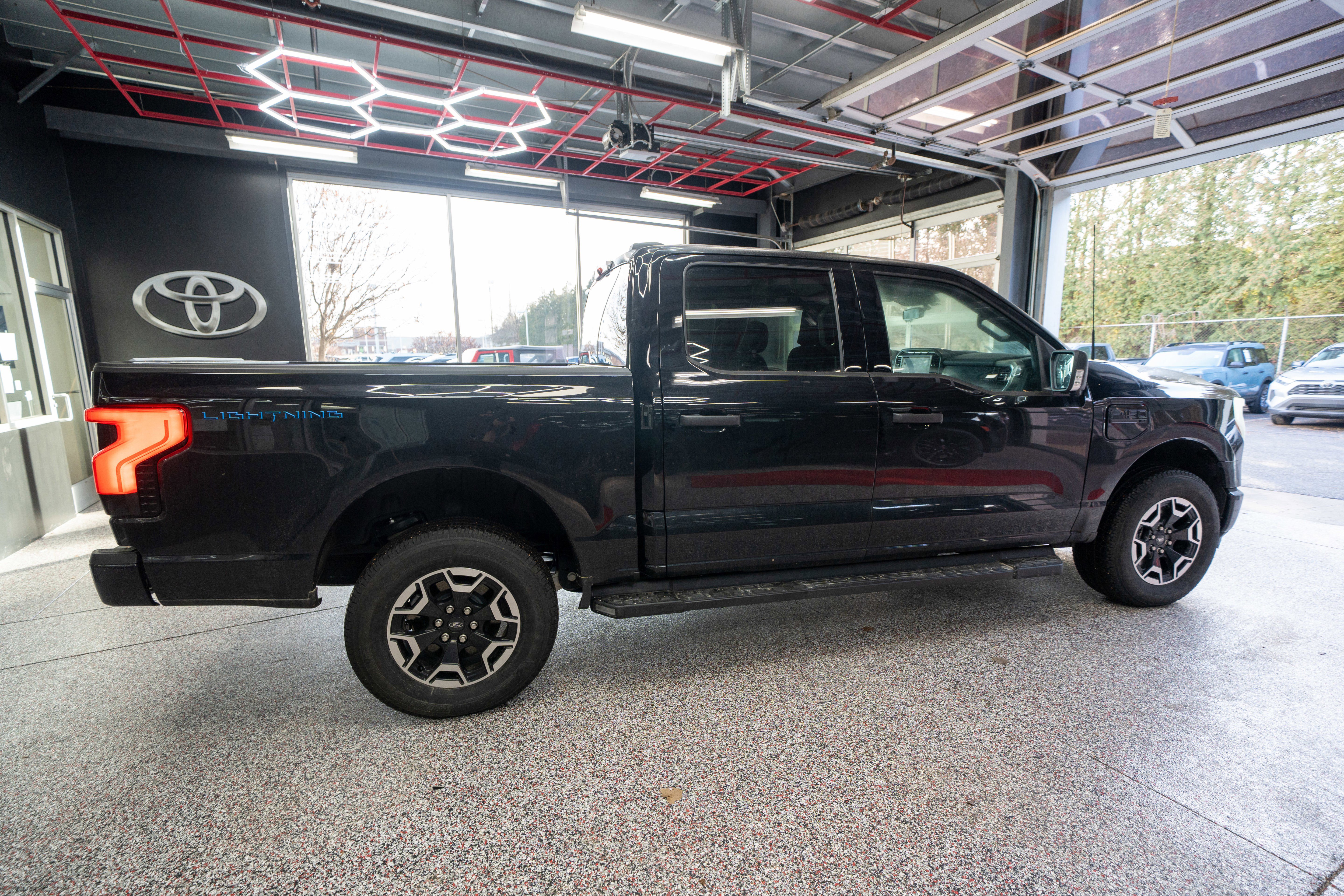 Used 2023 Ford F150 Lightning XLT image 4