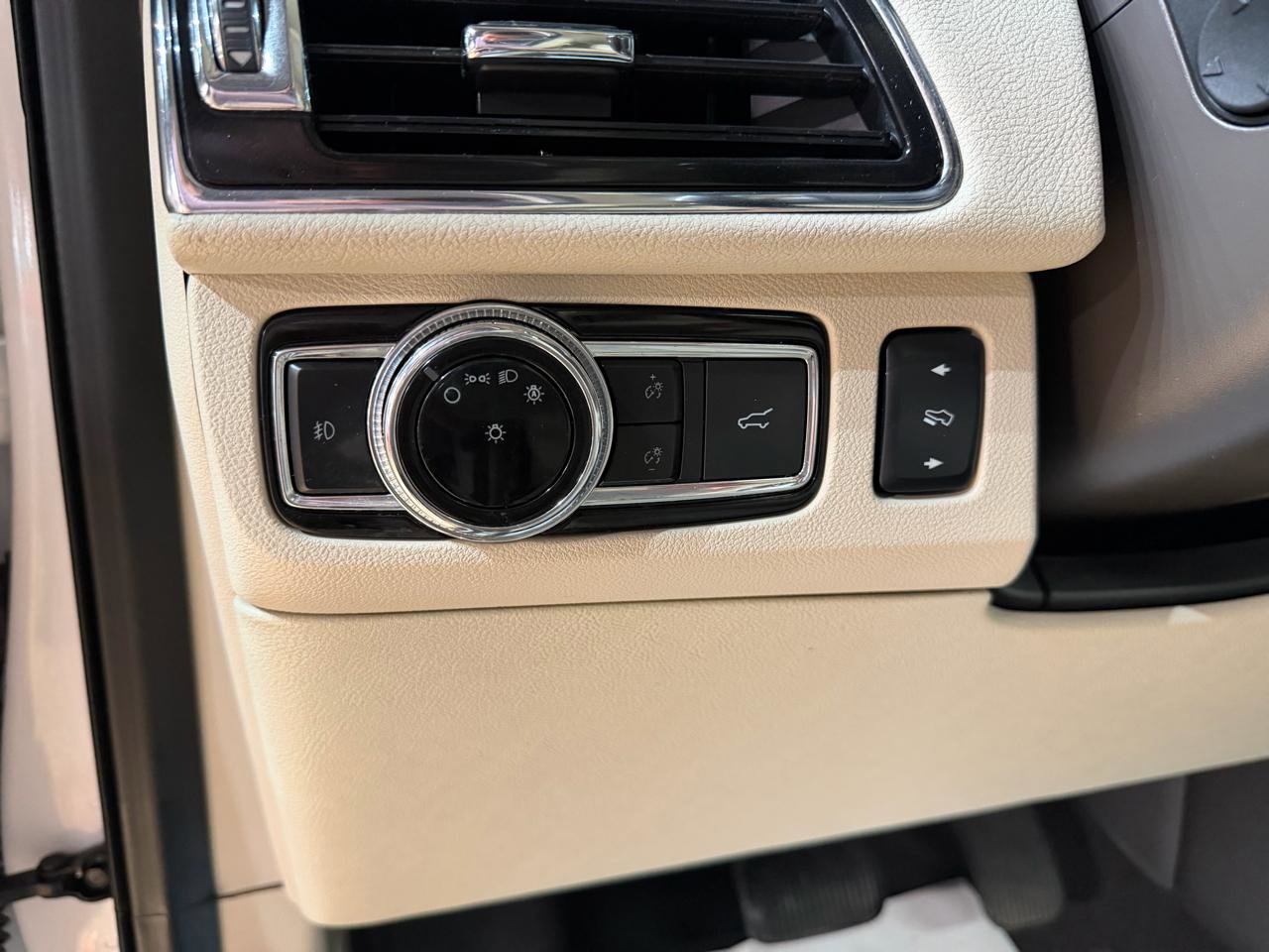 Used 2018 Lincoln Navigator Reserve w/ Technology Package AWD/4WD image 45