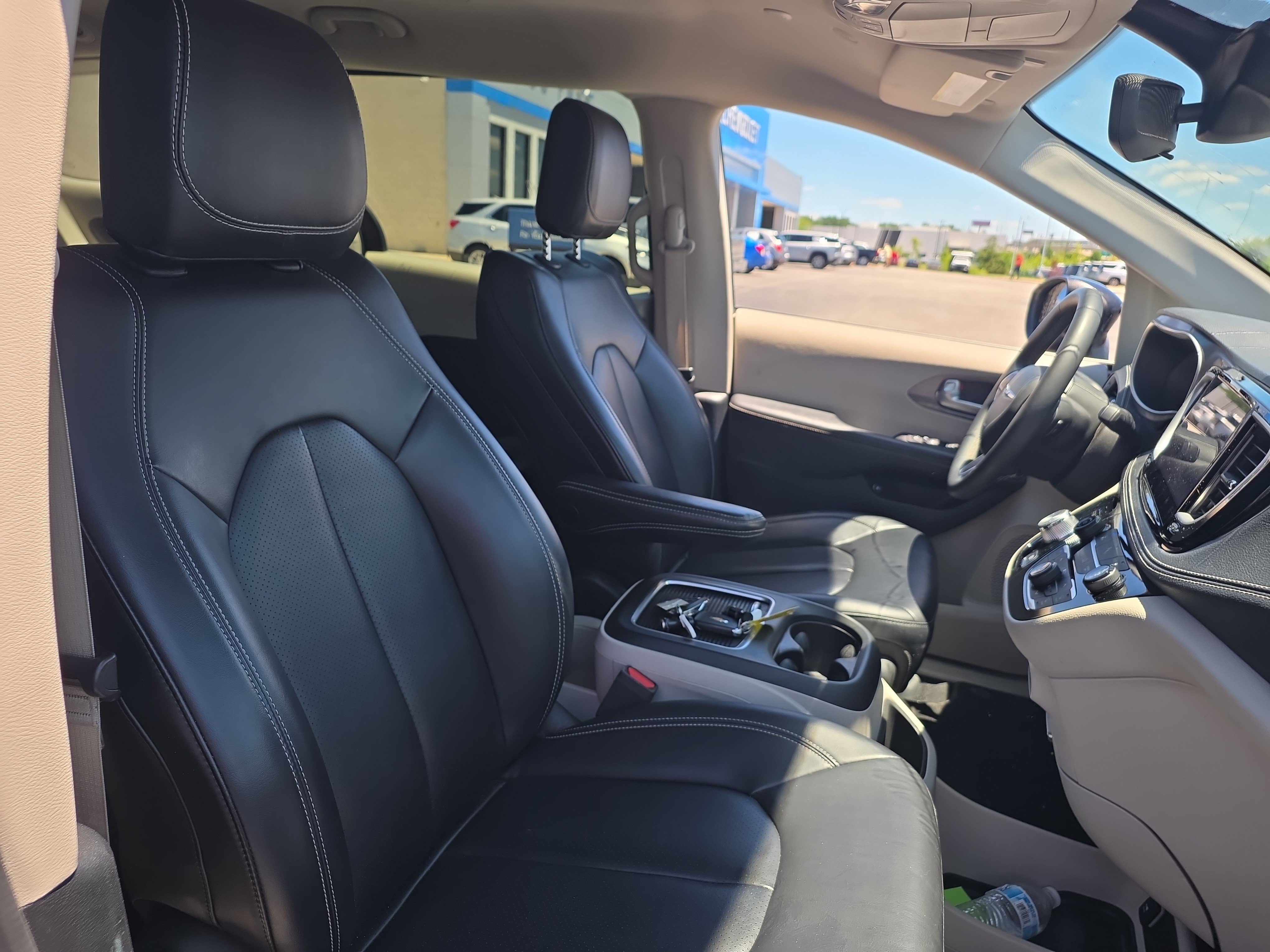 Used 2023 Chrysler Pacifica Touring-L FWD image 8