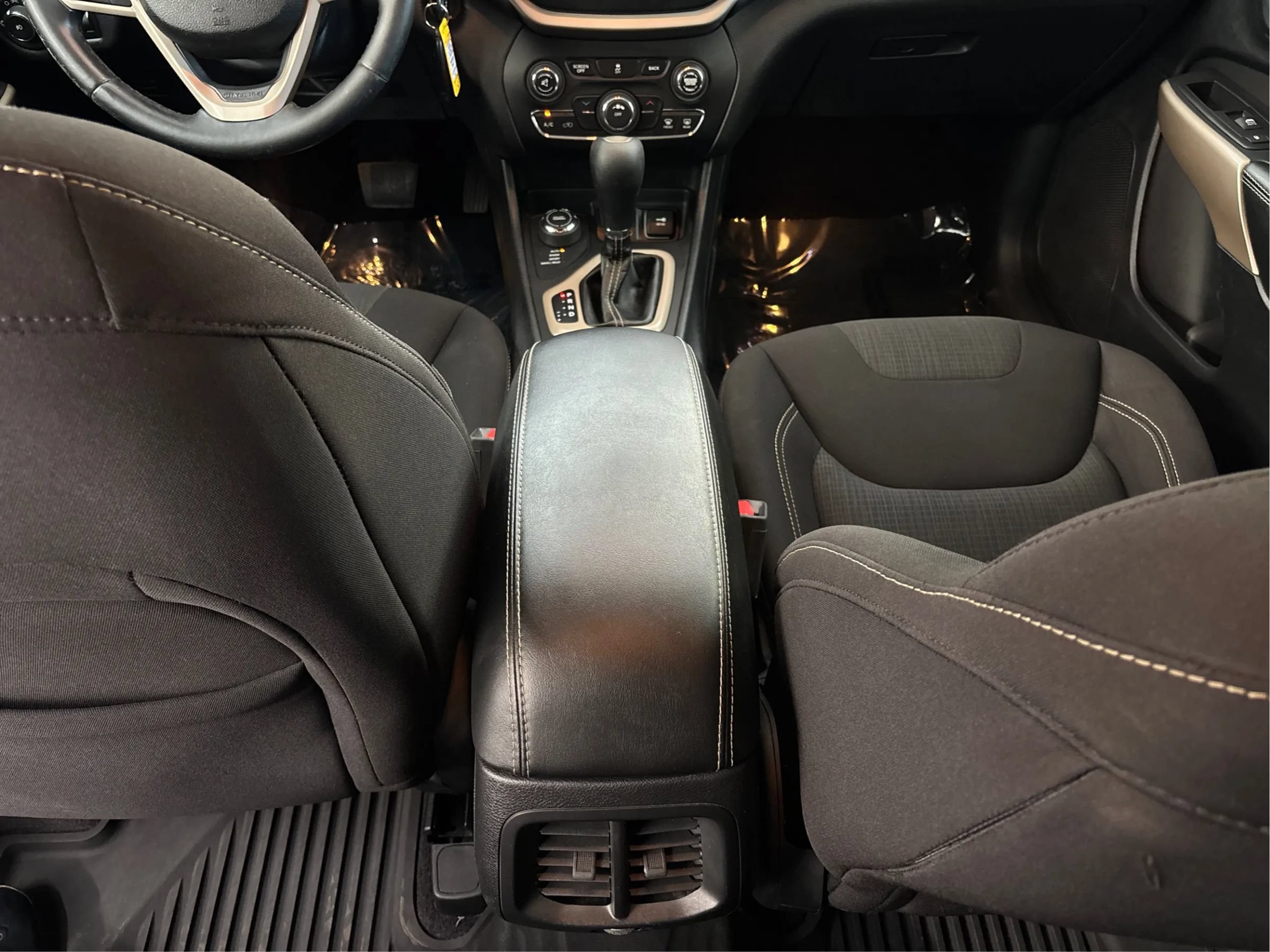 Used 2017 Jeep Cherokee Latitude AWD/4WD image 22