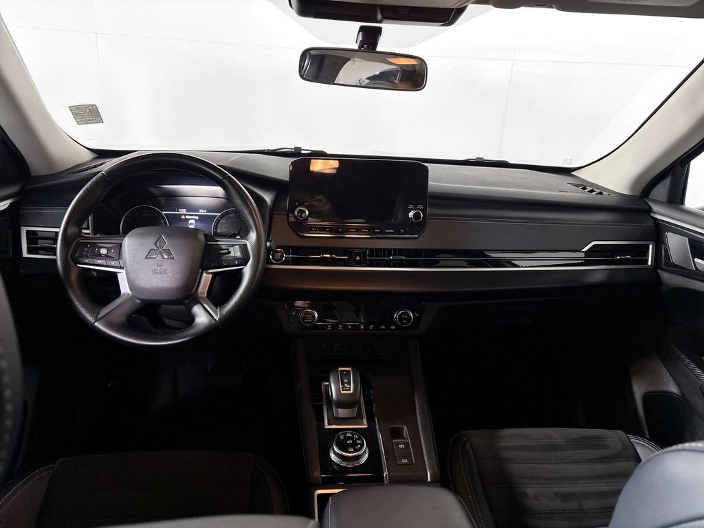 Used 2024 Mitsubishi Outlander SE image 12