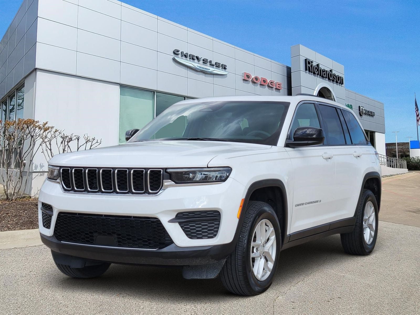 Used 2024 Jeep Grand Cherokee Laredo X w/ Luxury Tech Group I AWD/4WD image 2