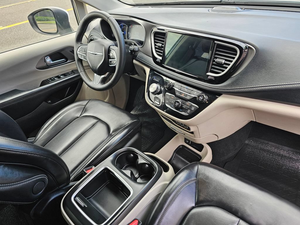 Used 2023 Chrysler Pacifica Touring-L FWD image 10