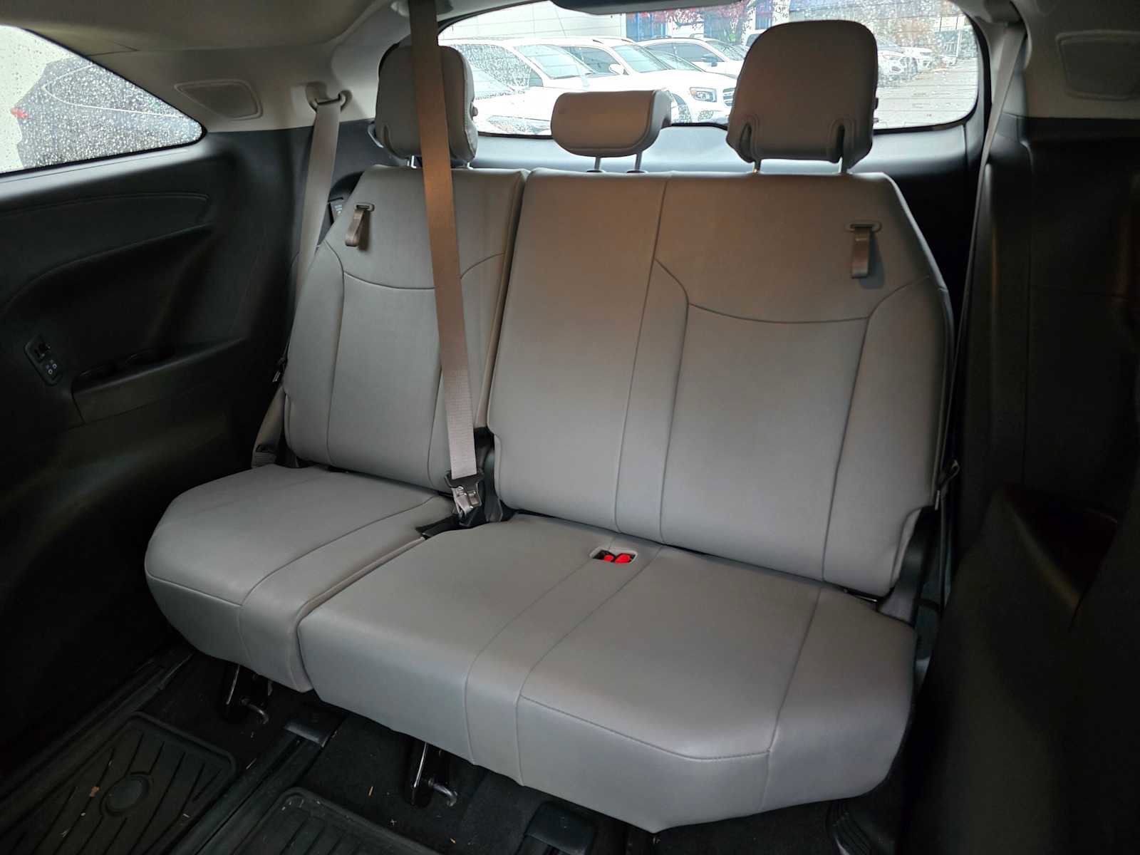 Used 2025 Toyota Sienna XLE image 19