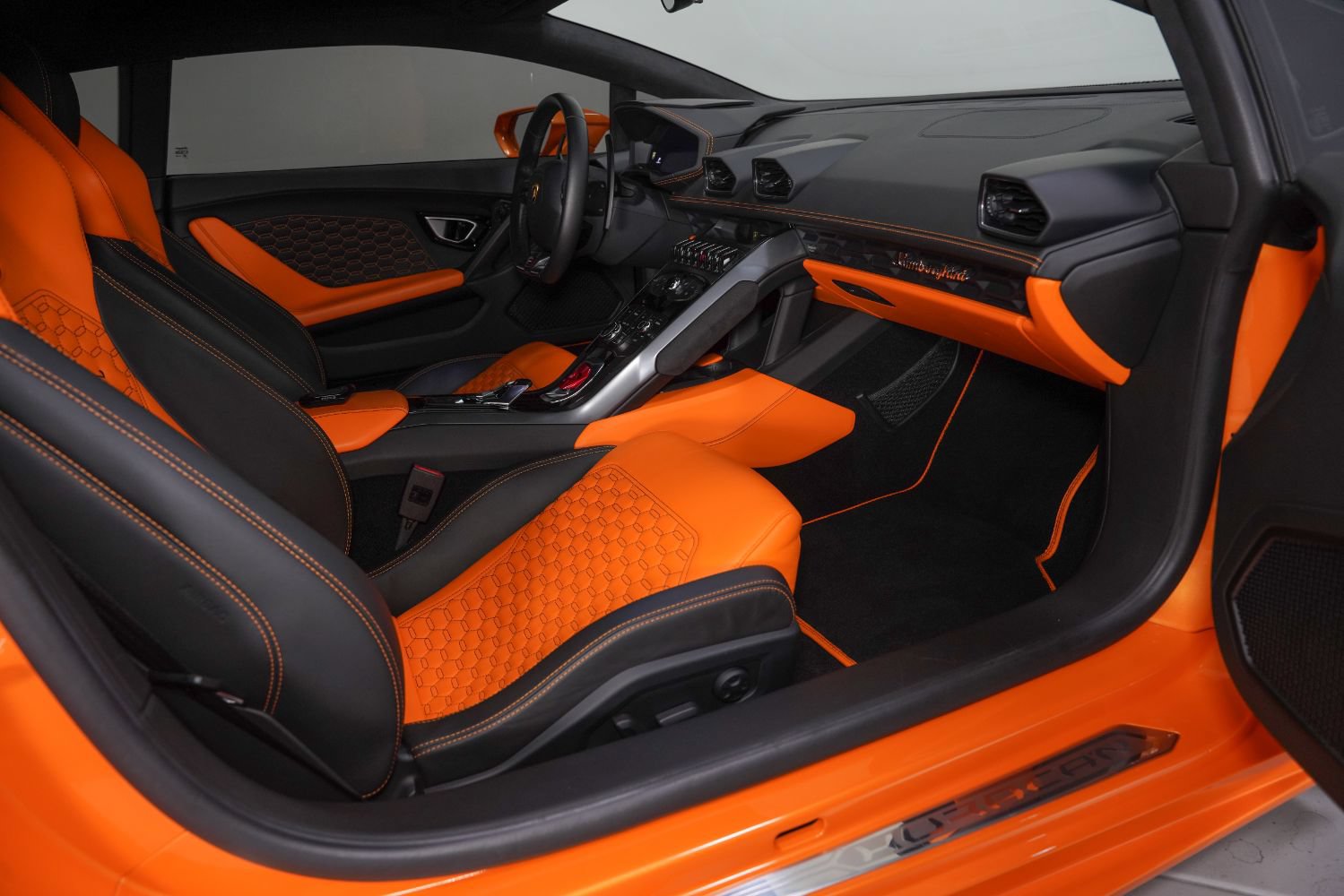 Used 2017 Lamborghini Huracan LP 580-2 RWD image 2