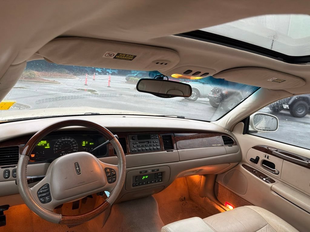 Used 2001 Lincoln Town Car Signature RWD image 10