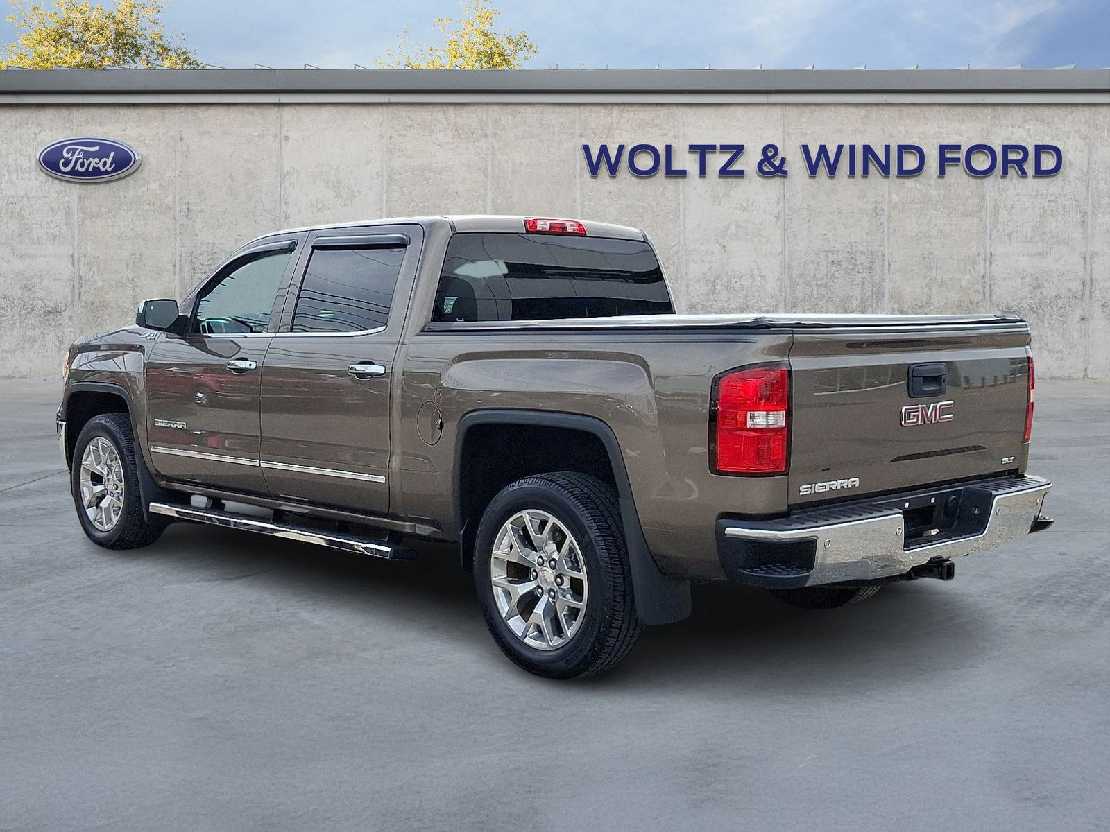 Used 2015 GMC Sierra 1500 SLT w/ SLT Crew Cab Value Package AWD/4WD image 4