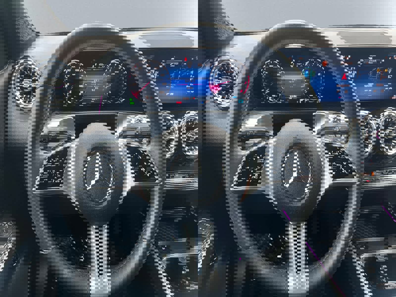 Used 2024 Mercedes-Benz GLB 250 4MATIC image 35